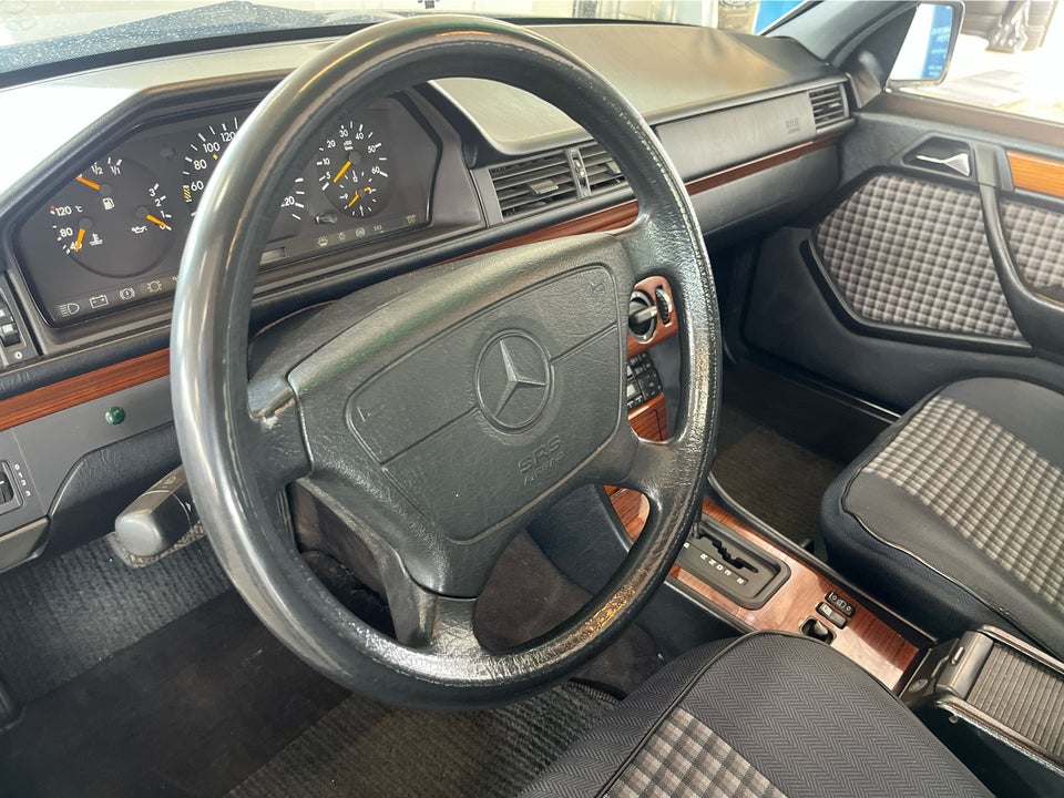 Mercedes E250 2,5  4d