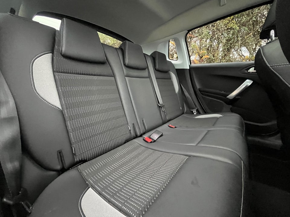 Peugeot 2008 1,2 PureTech 110 Prestige Sky 5d