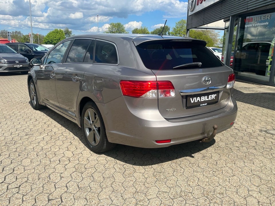 Toyota Avensis 1,8 VVT-i T2 Premium Touring Sports 5d