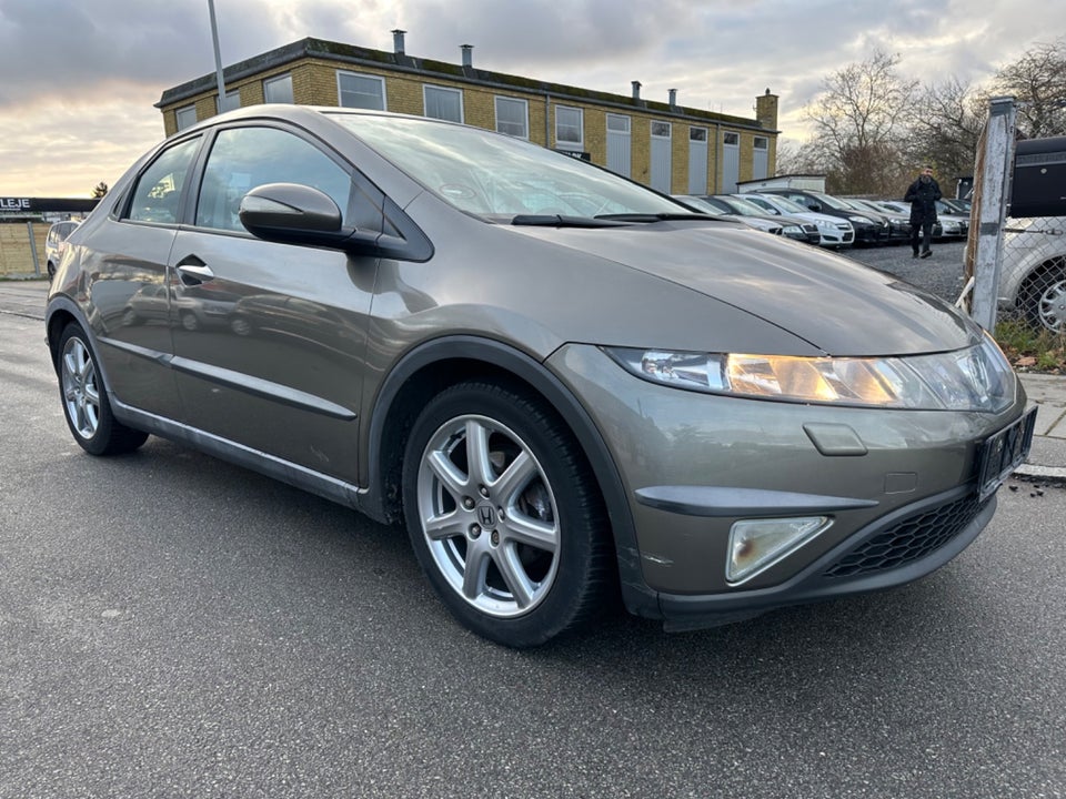 Honda Civic 1,8 Executive 5d