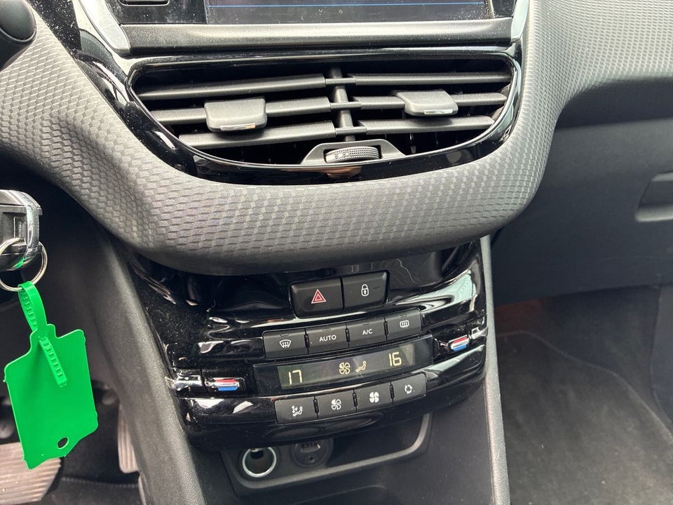 Peugeot 2008 1,2 e-THP 110 Selection Sky EAT6 5d