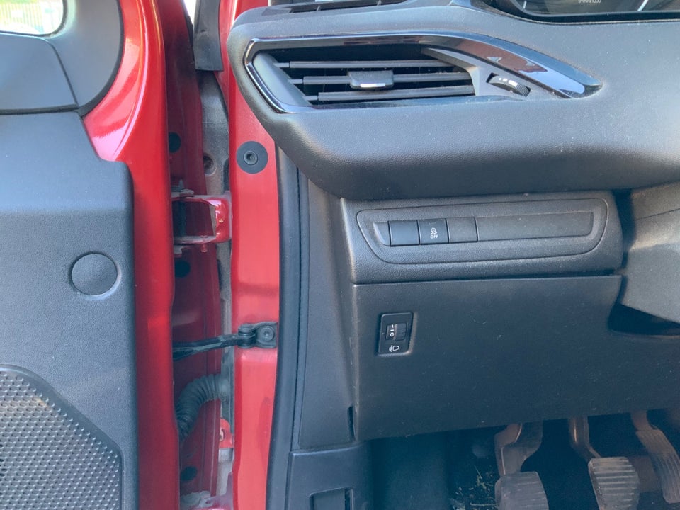 Peugeot 208 1,2 VTi 82 Allure Sky 5d