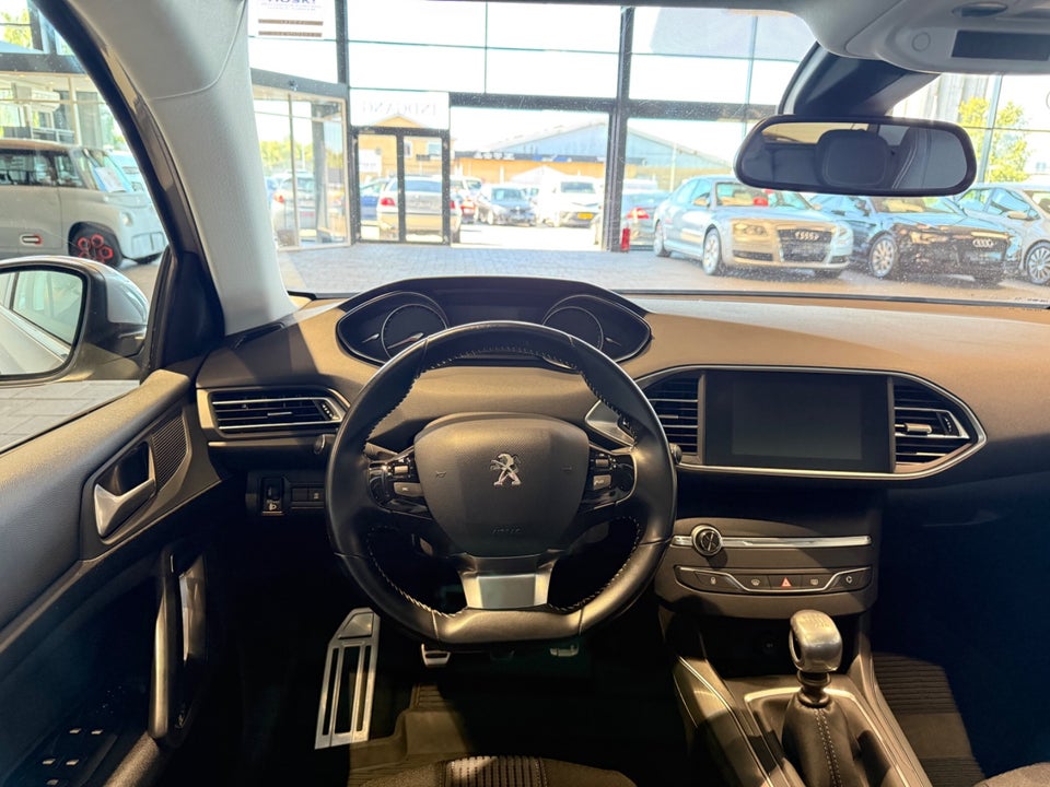 Peugeot 308 1,5 BlueHDi 130 Selection Sky 5d