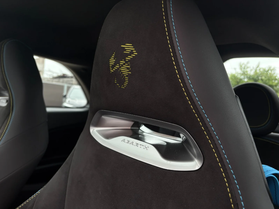 Abarth 500e Scorpionissima 3d
