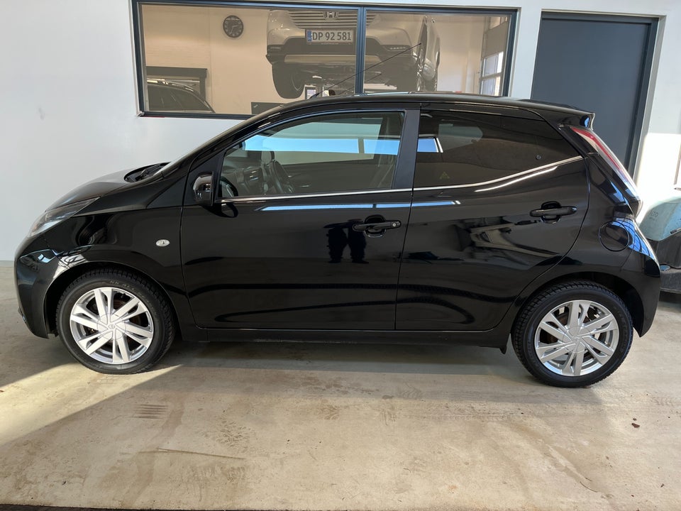 Toyota Aygo 1,0 VVT-i x-black 5d