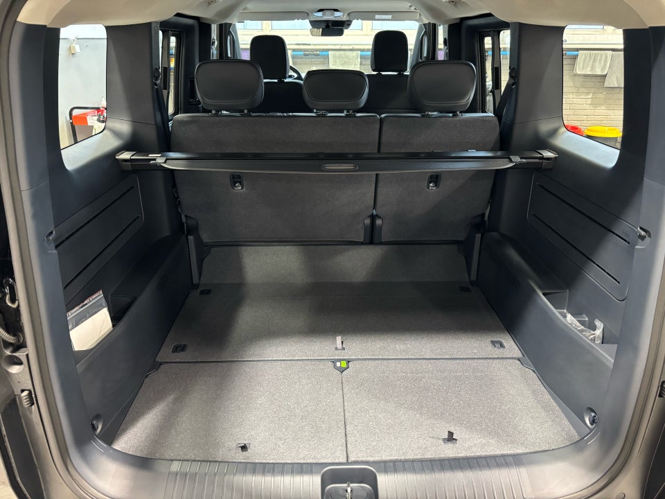 Kia PV5 51 Standard Range Upgrade 5d