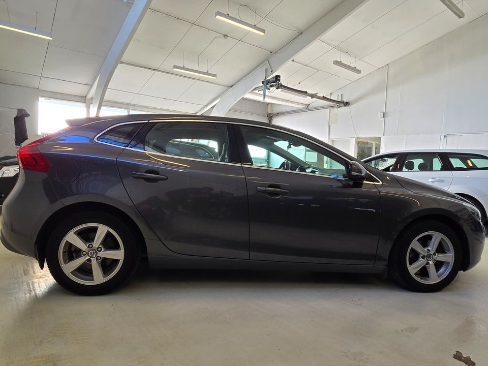 Volvo V40 1,6 D2 115 Momentum 5d