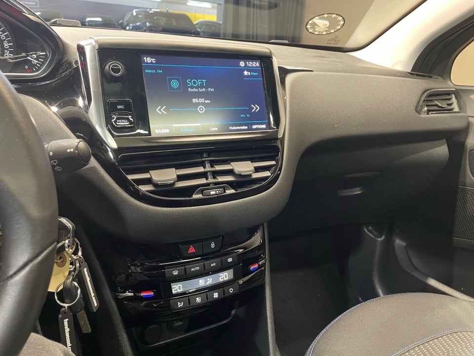 Peugeot 208 1,2 PureTech 110 Signatue Sky 5d