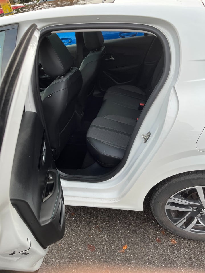 Peugeot 208 1,2 PureTech 100 Allure Sky 5d