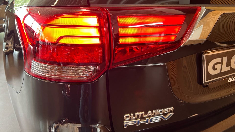 Mitsubishi Outlander 2,4 PHEV Limited CVT 4WD 5d