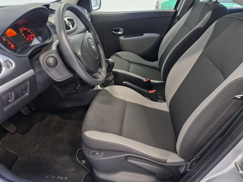 Renault Clio III 1,2 16V Authentique Sport Tourer 5d