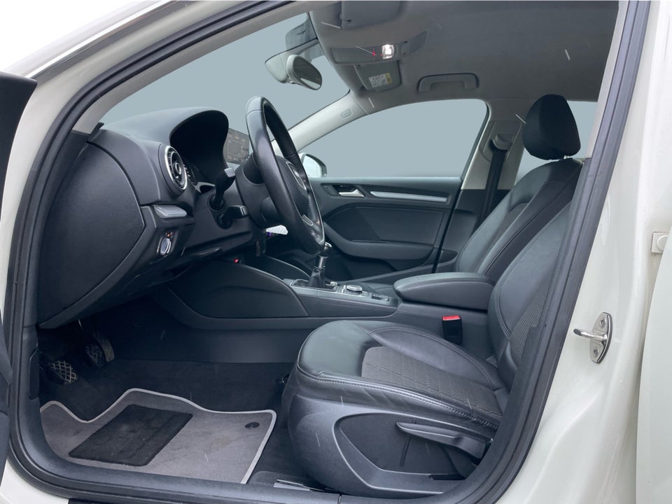 Audi A3 1,6 TDi 110 Attraction Sportback 5d