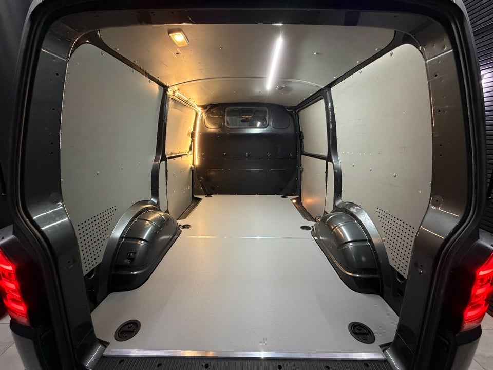 VW Transporter 2,0 TDi 180 Kassevogn DSG kort