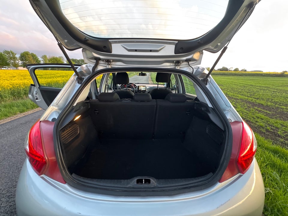 Peugeot 208 1,6 e-HDi 92 Allure 5d