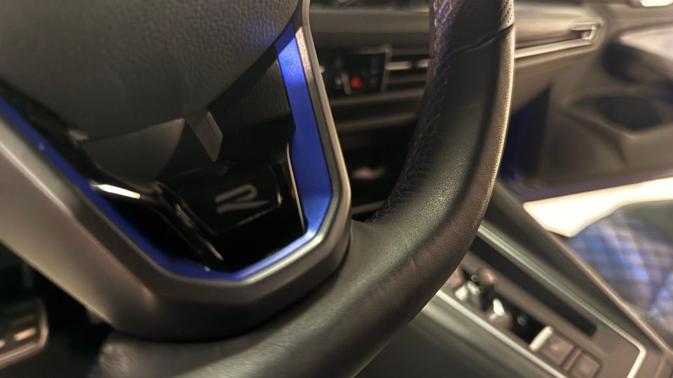 VW Golf VIII 2,0 R DSG 4Motion 5d