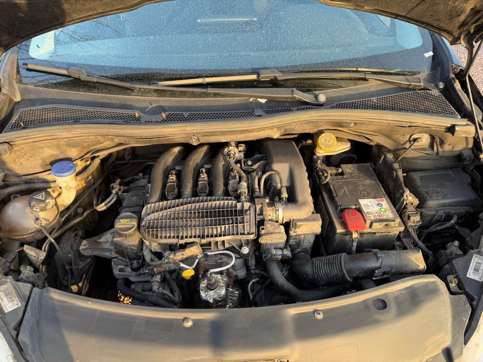 Peugeot 208 1,2 VTi Allure Sky 5d