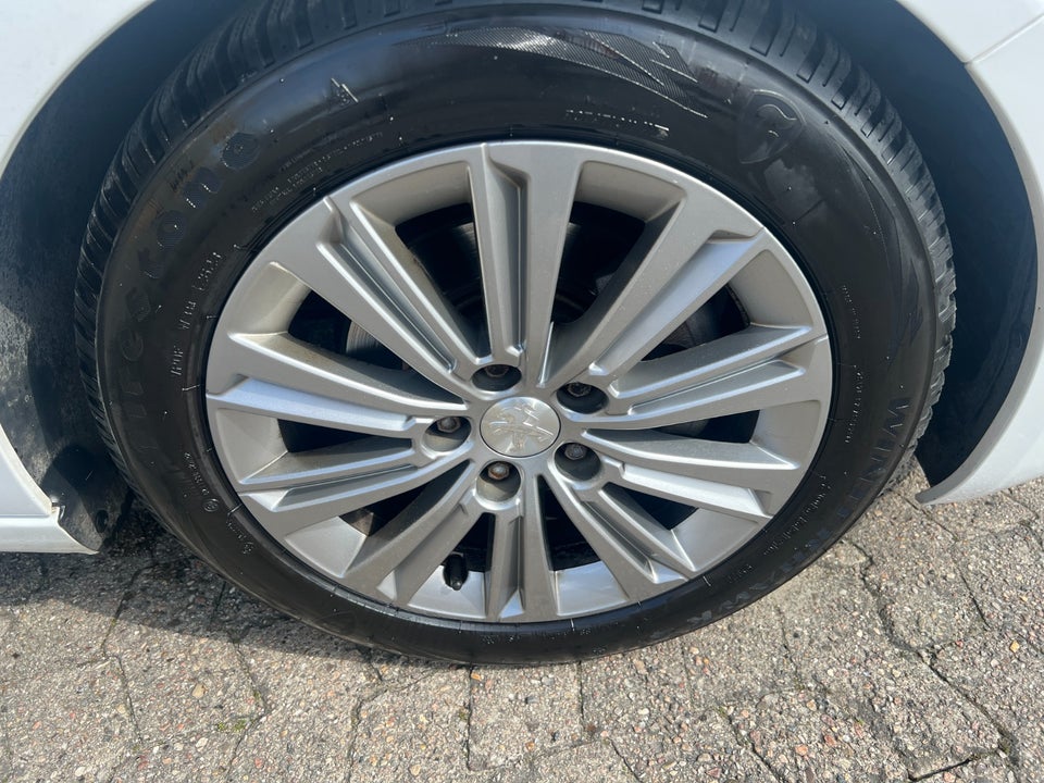 Peugeot 308 1,5 BlueHDi 130 Allure Sky 5d