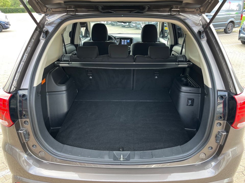 Mitsubishi Outlander 2,4 PHEV Invite CVT 4WD 5d