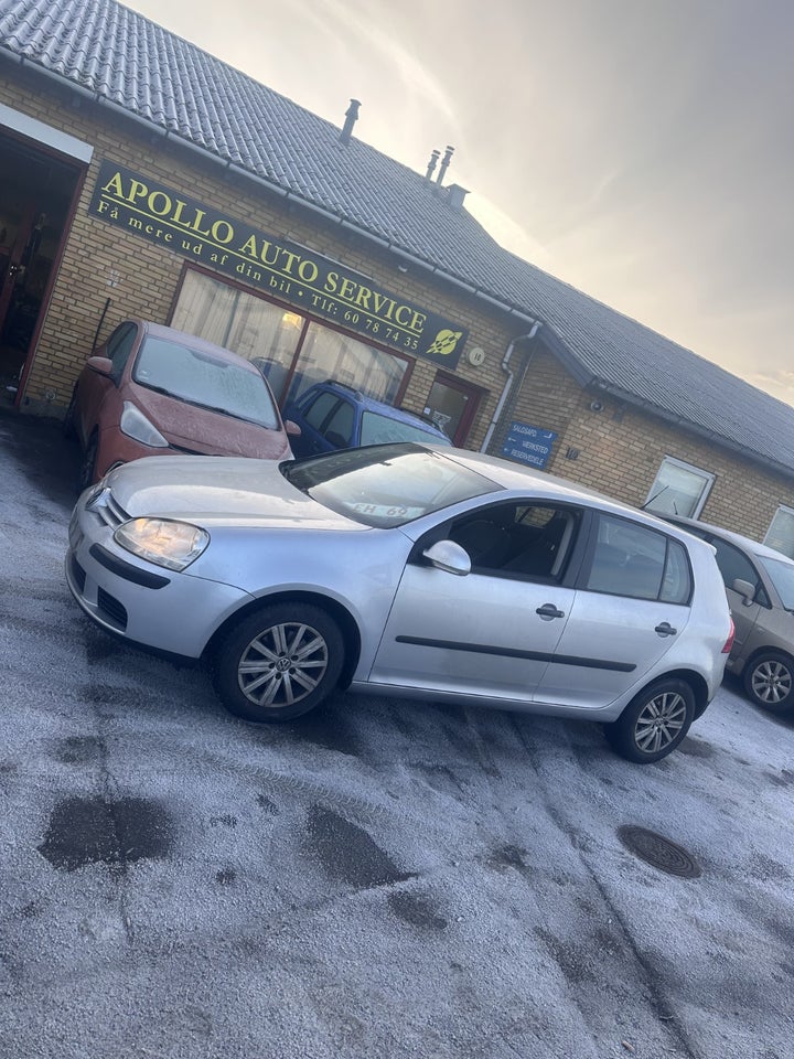 VW Golf V 1,6 FSi Comfortline aut. 5d