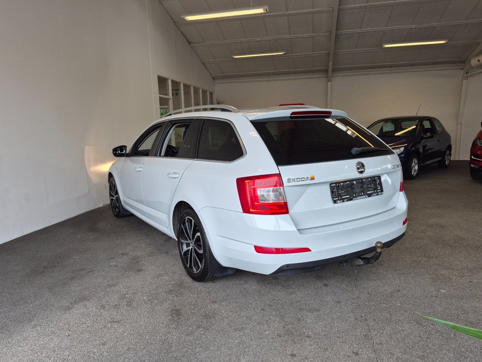 Skoda Octavia 1,6 TDi 105 Elegance Combi DSG 5d