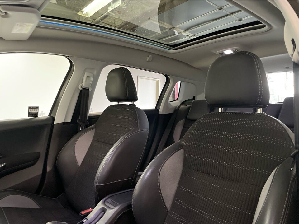 Peugeot 2008 1,2 e-THP 110 Selection Sky 5d
