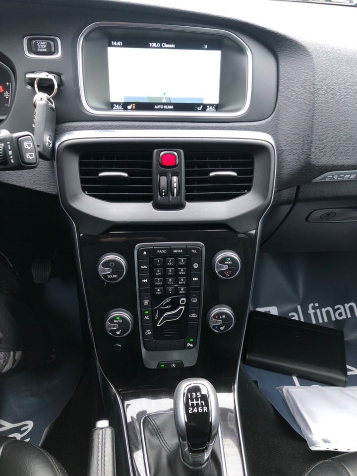 Volvo V40 CC 2,0 D2 120 Momentum 5d