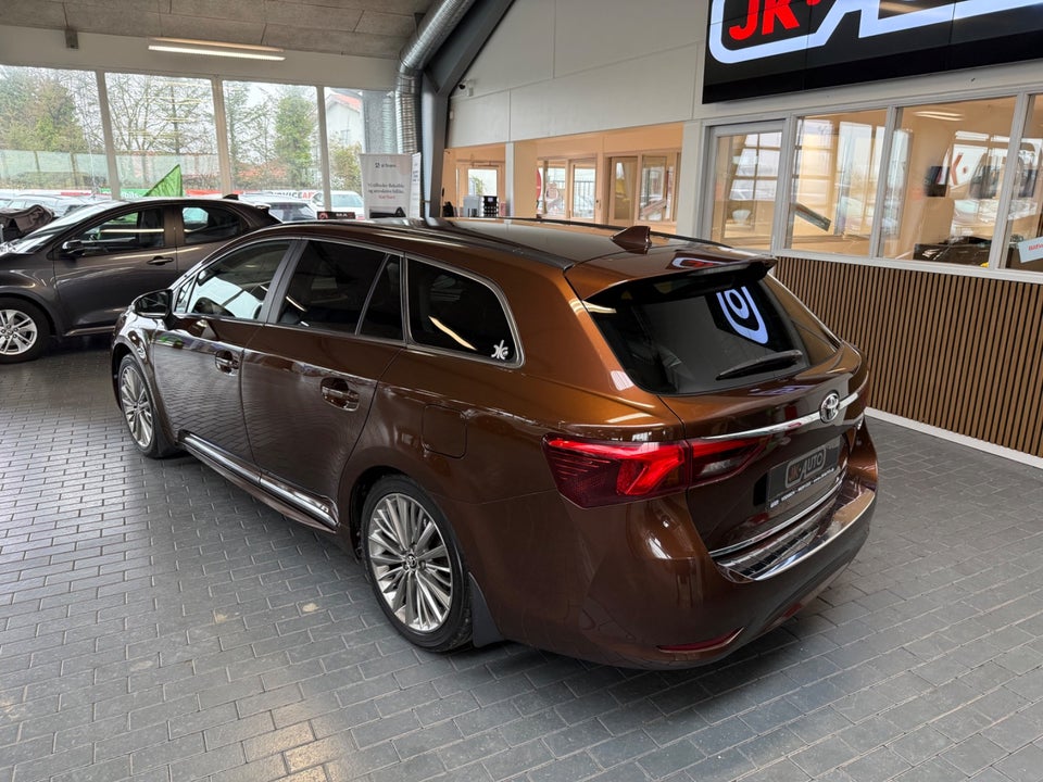 Toyota Avensis 1,8 VVT-i T2 Premium Touring Sports 5d