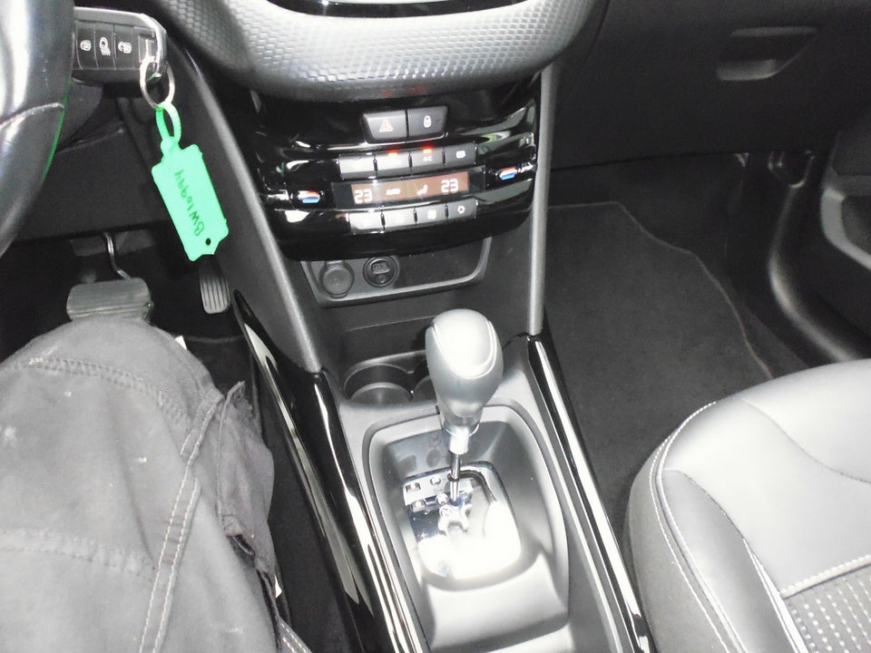 Peugeot 2008 1,2 e-THP 110 Allure Sky EAT6 5d