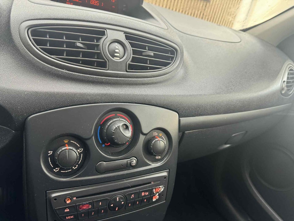 Renault Clio III 1,2 16V Authentique 3d