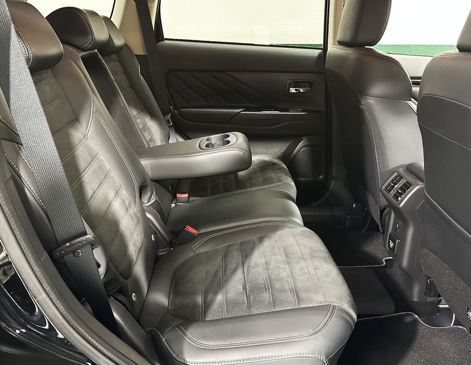 Mitsubishi Outlander 2,4 PHEV Luxury CVT 4WD 5d