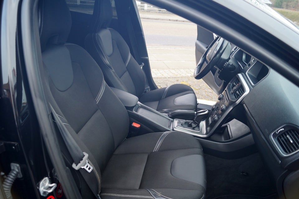 Volvo V40 2,0 D3 150 Momentum aut. 5d
