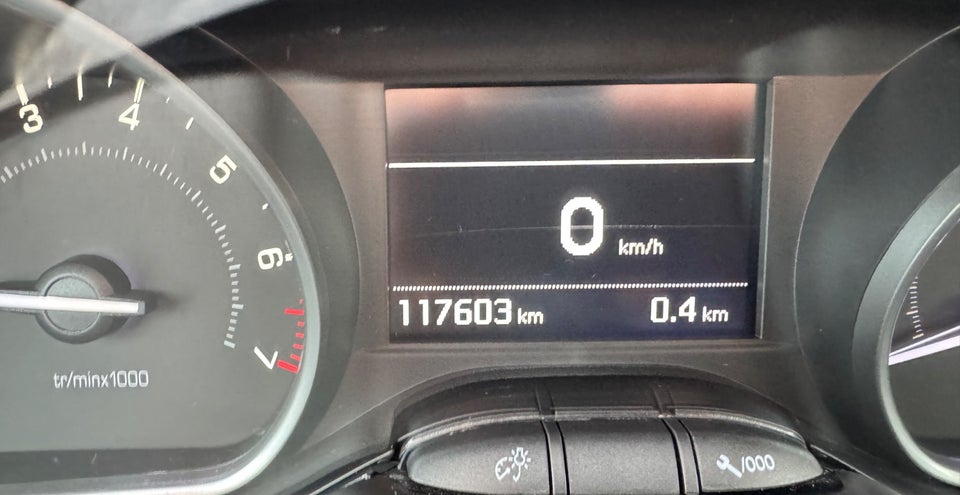 Peugeot 208 1,2 PureTech 82 Allure Sky 5d