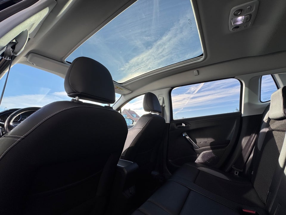 Peugeot 2008 1,6 BlueHDi 100 Allure Sky 5d