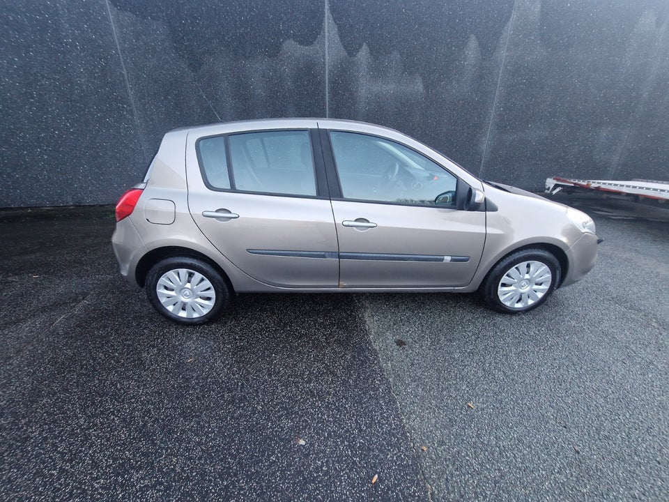 Renault Clio III 1,2 16V Authentique 5d