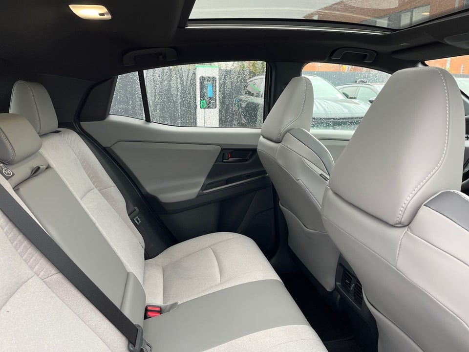 Toyota C-HR+ 77 Executive AWD 5d