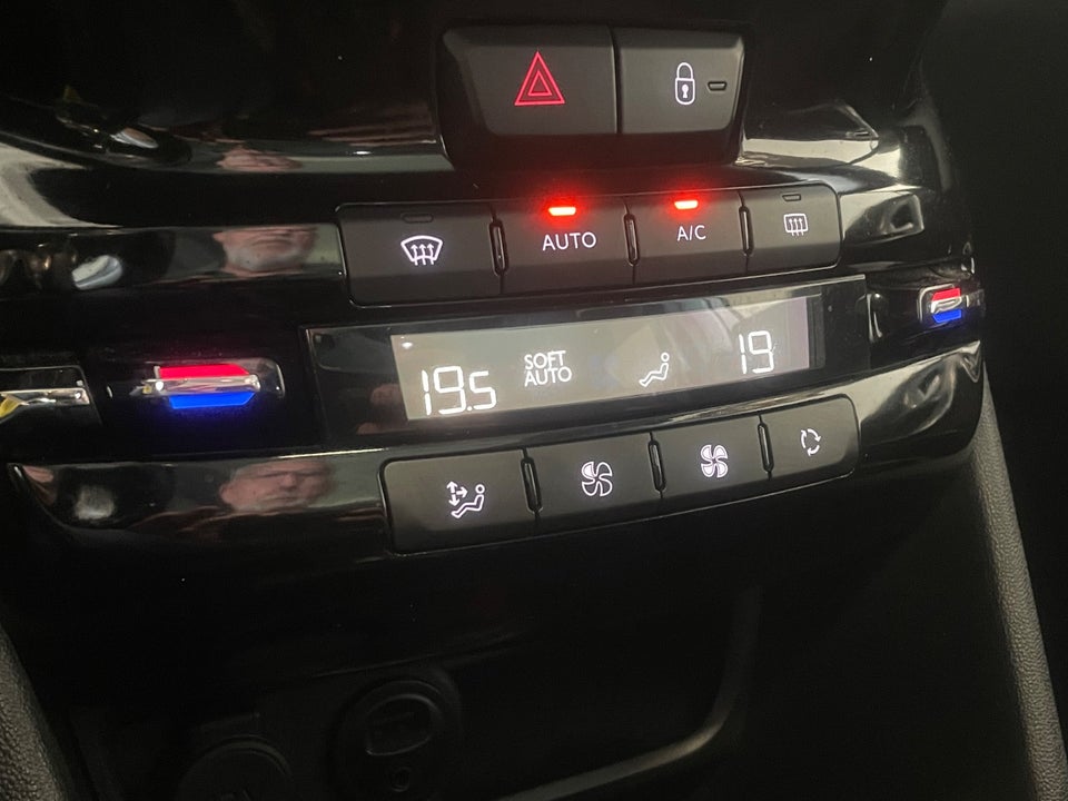 Peugeot 2008 1,2 e-THP 110 Allure Sky EAT6 5d
