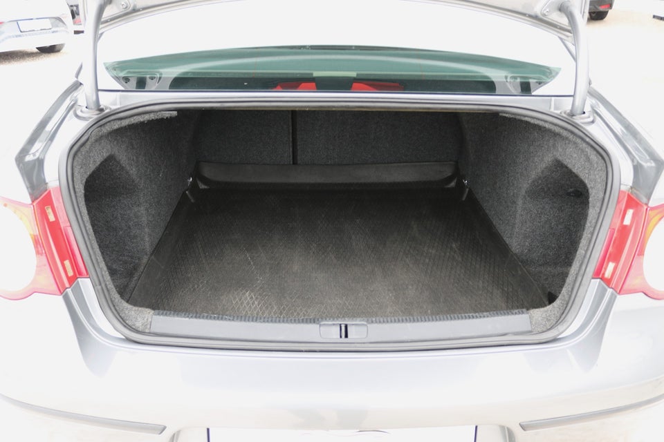 VW Passat 2,0 FSi Trendline 4d