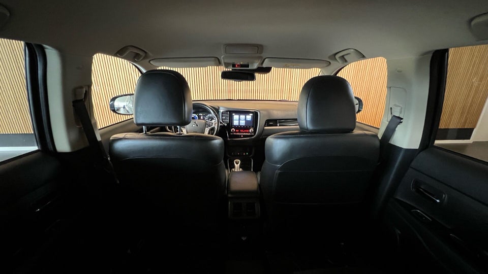 Mitsubishi Outlander 2,4 PHEV Limited CVT 4WD 5d