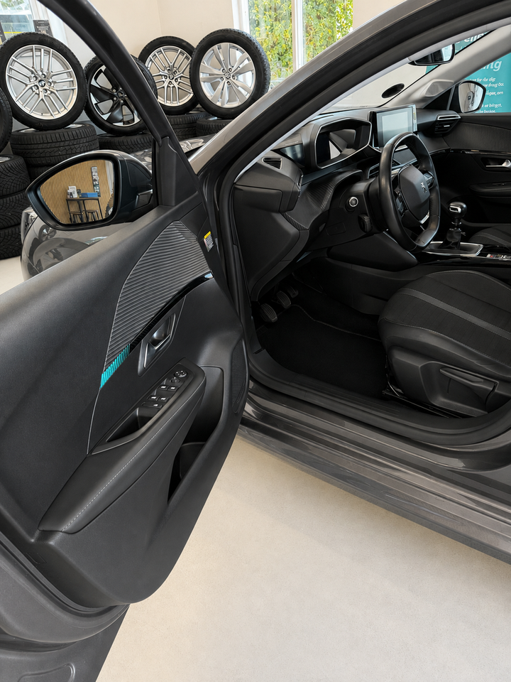 Peugeot 208 1,2 PureTech 100 Allure Sky 5d