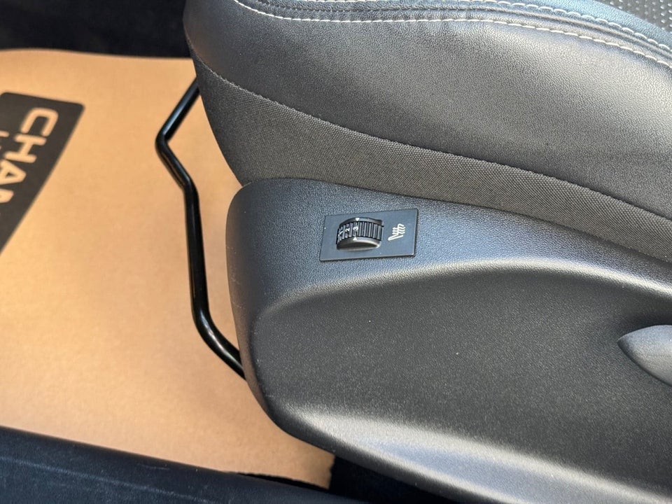 Peugeot 2008 1,6 BlueHDi 100 Allure Sky 5d