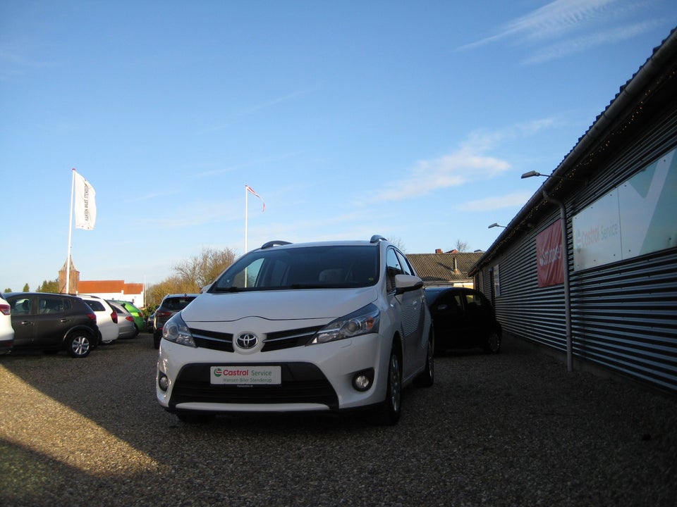 Toyota Sportsvan 1,6 VVT-i T1 Van 5d