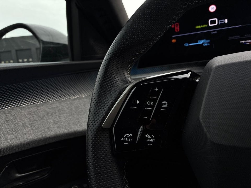 Peugeot e-3008 77 GT 5d
