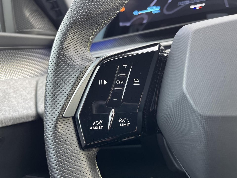 Peugeot e-3008 77 GT 5d