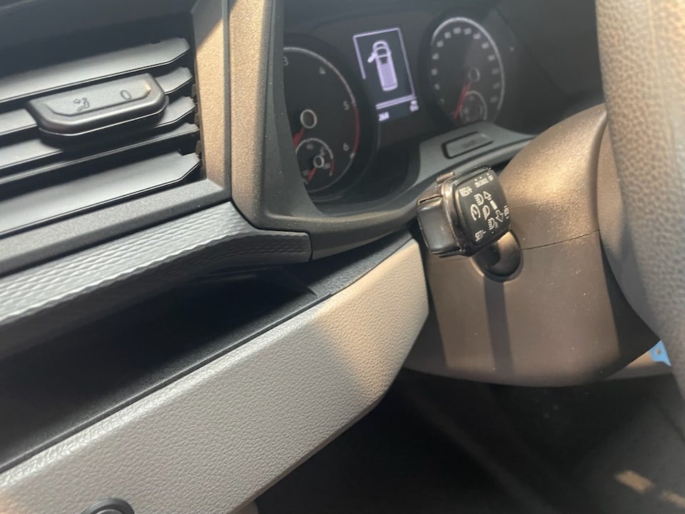 VW Transporter 2,0 TDi 110 Kassevogn kort