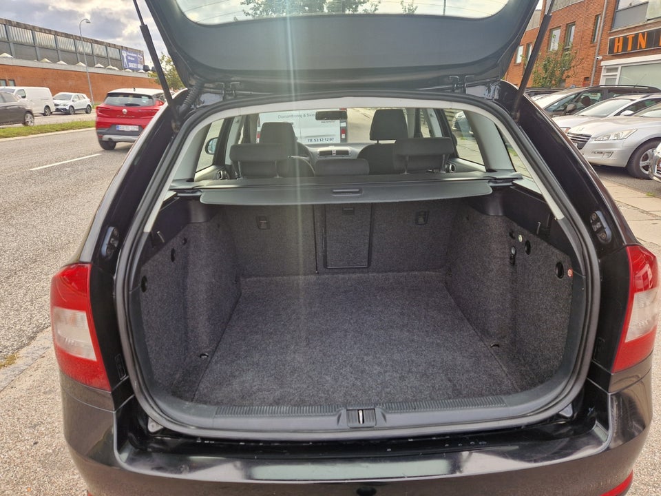 Skoda Octavia 2,0 TDi Elegance Combi 5d