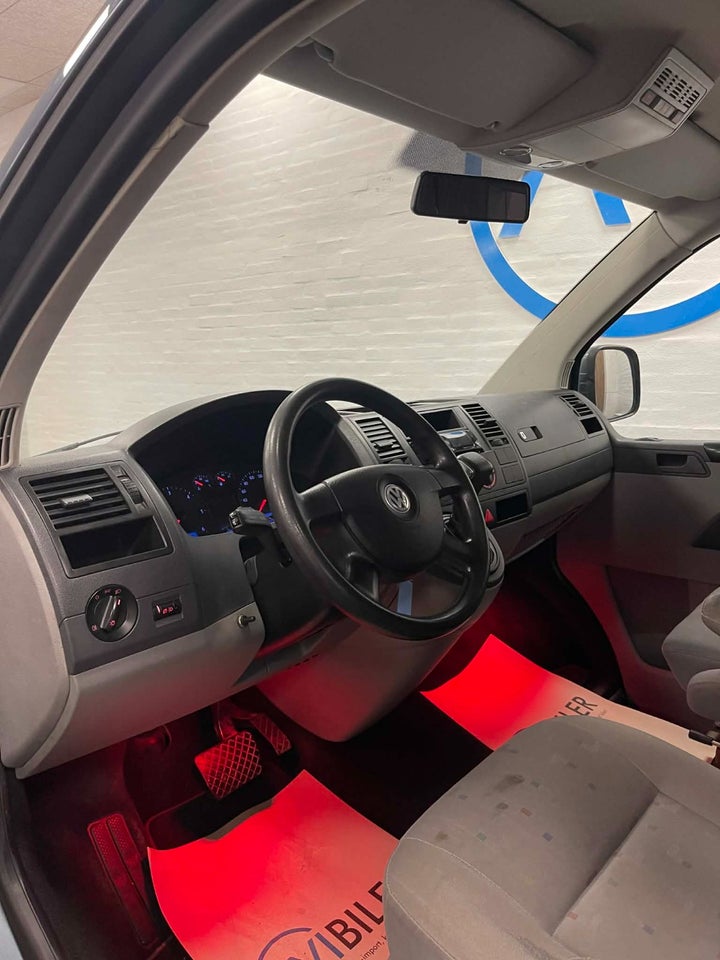 VW Caravelle 2,5 TDi 130 Comfortline aut. lang 4d