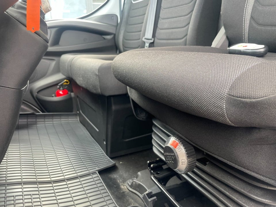 Iveco Daily 3,0 35S18 4100mm Box m/lift AG8