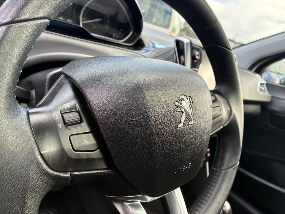 Peugeot 208 1,2 VTi Allure Sky 5d