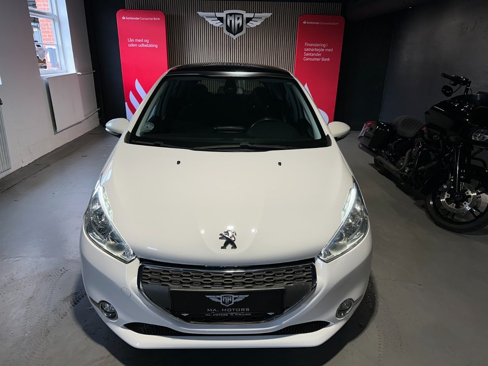 Peugeot 208 1,2 VTi Allure Sky 5d