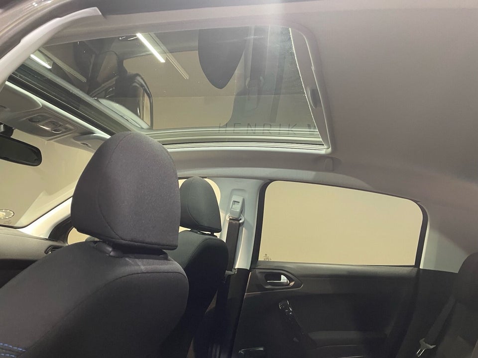 Peugeot 208 1,2 PureTech 110 Signatue Sky 5d